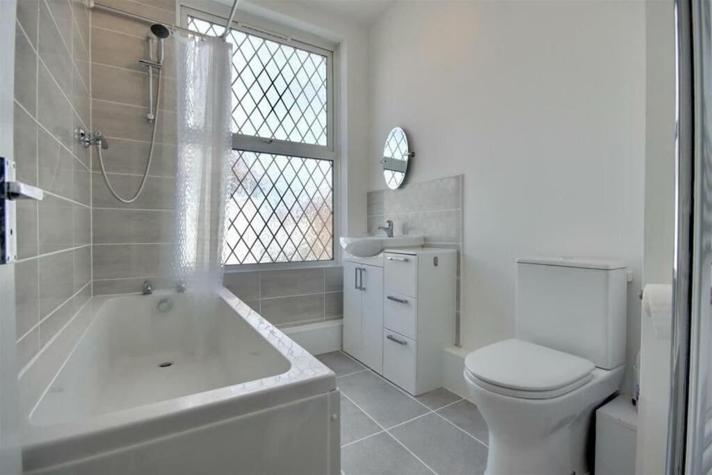 Improved Private House In Central Location Portsmouth Esterno foto